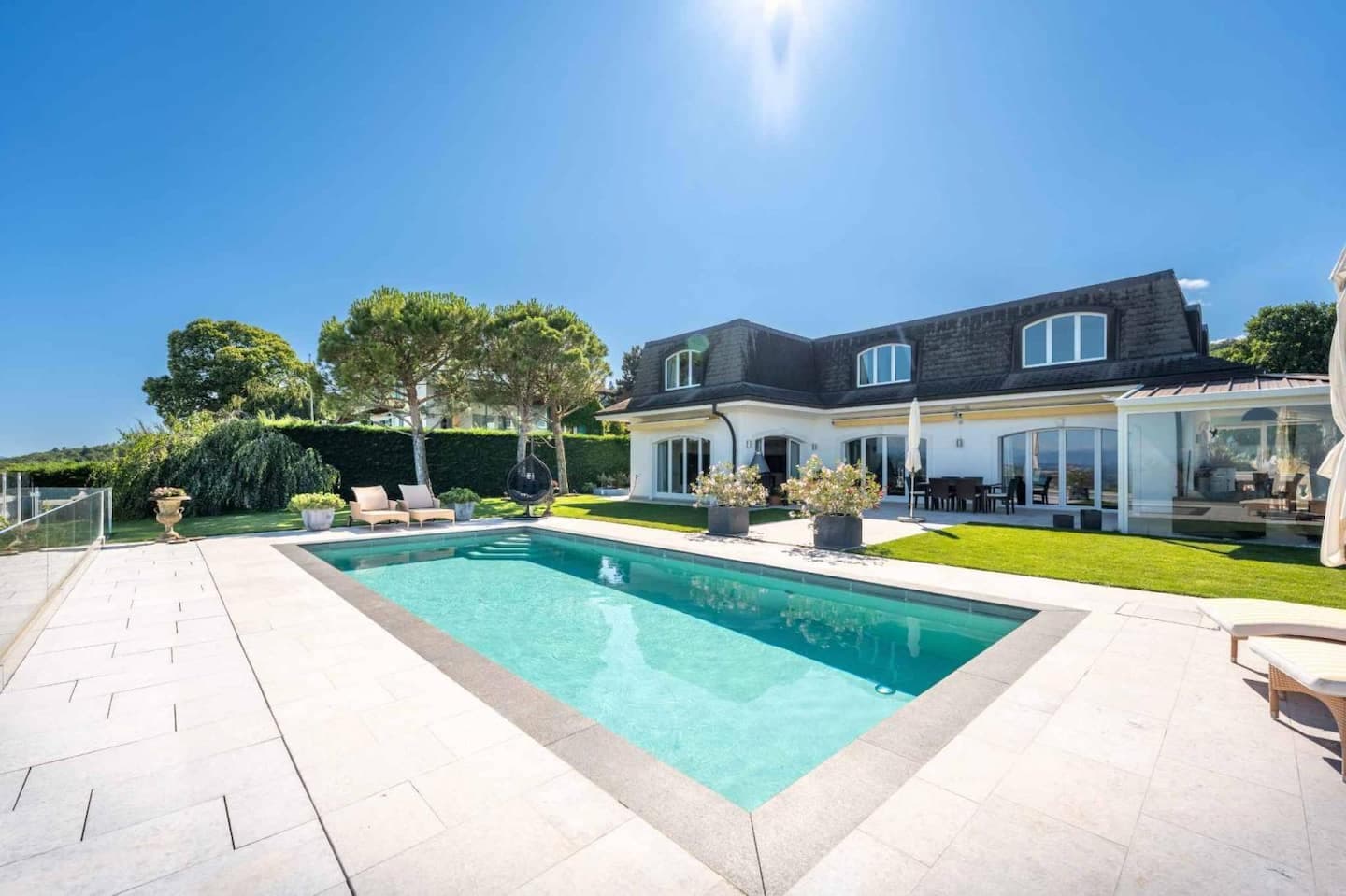 Alina Villa — Piscine et vue panoramique sur le lac de Neuchâtel